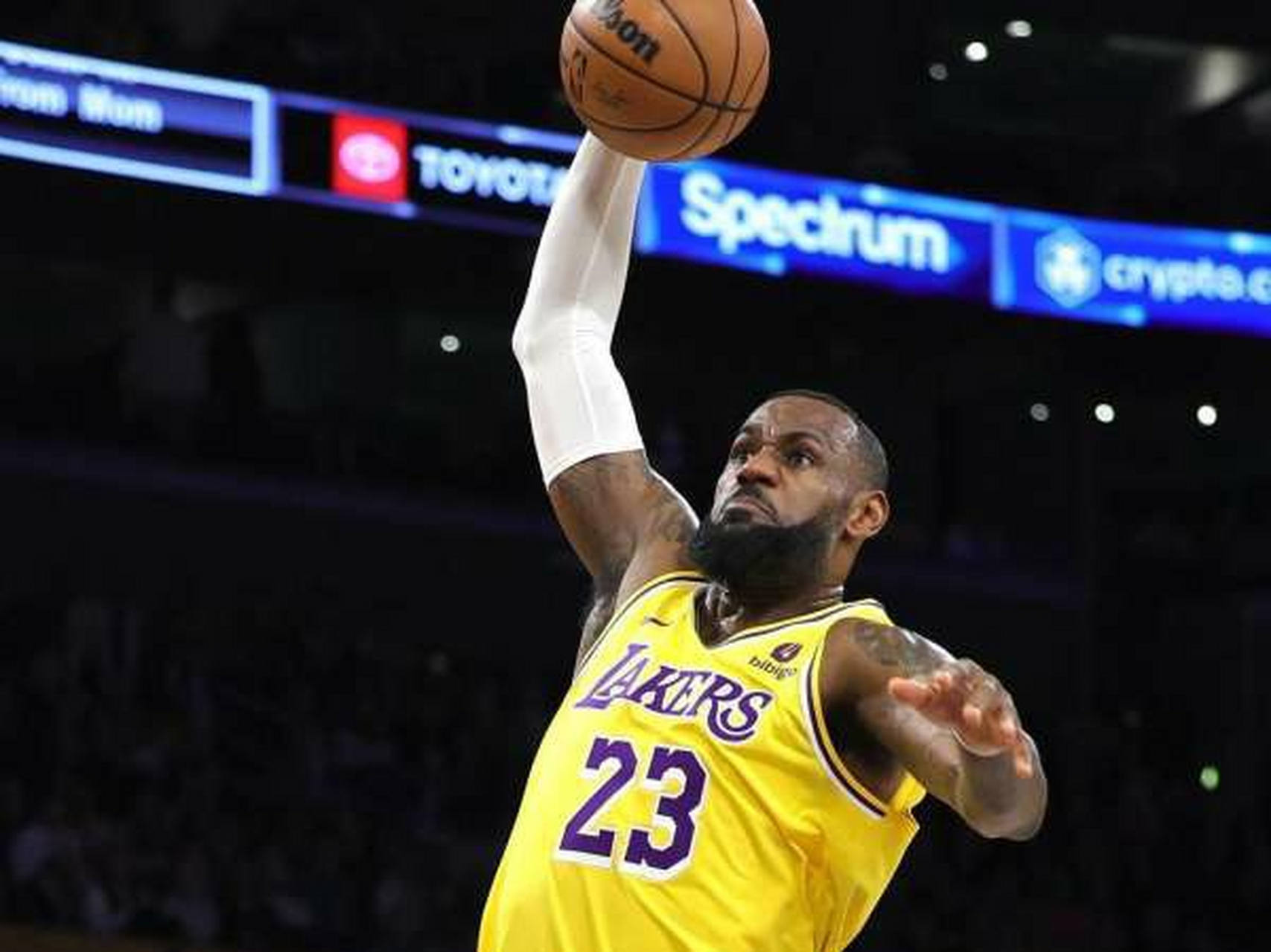 NBA超级巨星的壮举在球场上展开的简单介绍