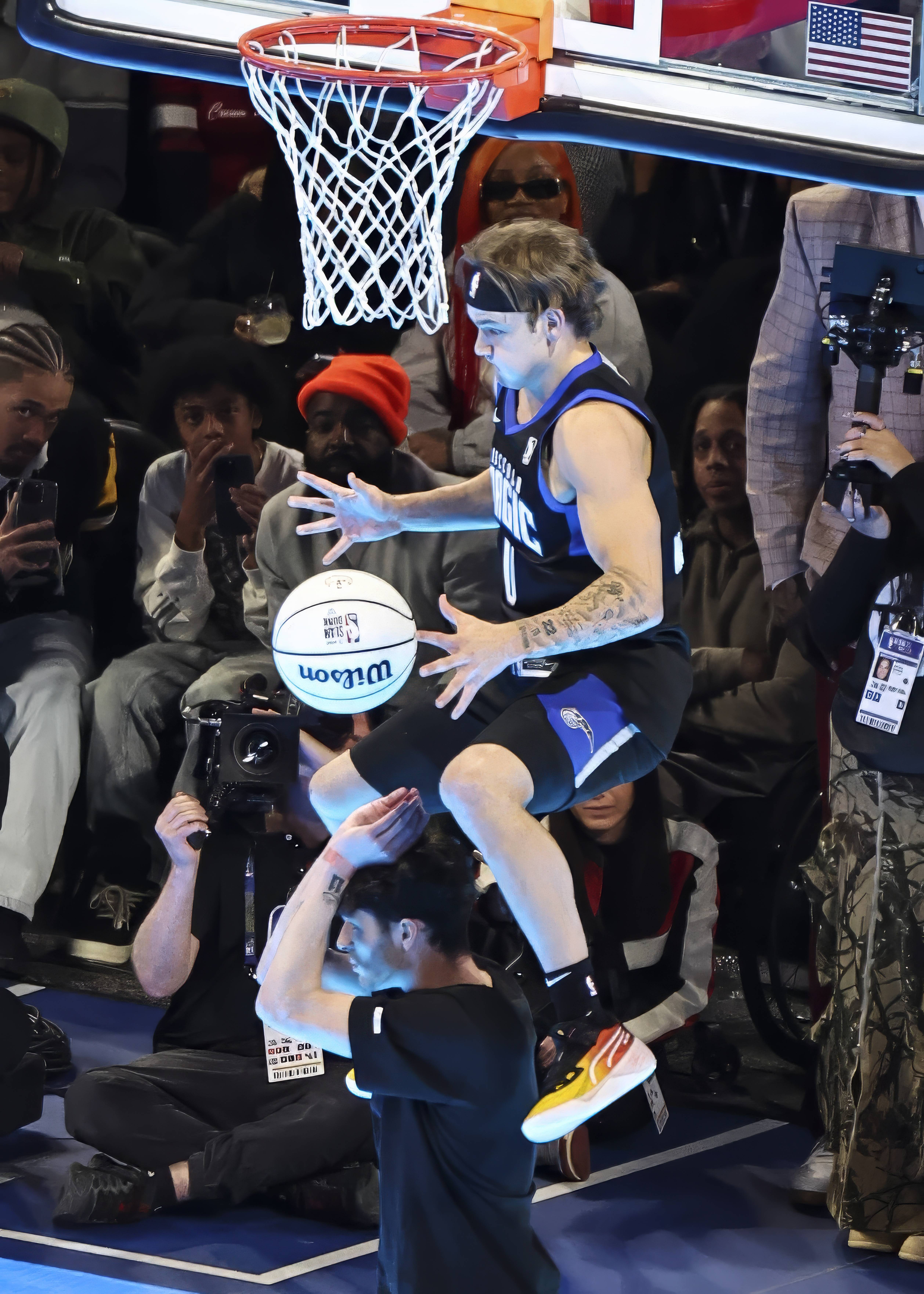 NBA超级巨星的壮举在球场上展开的简单介绍