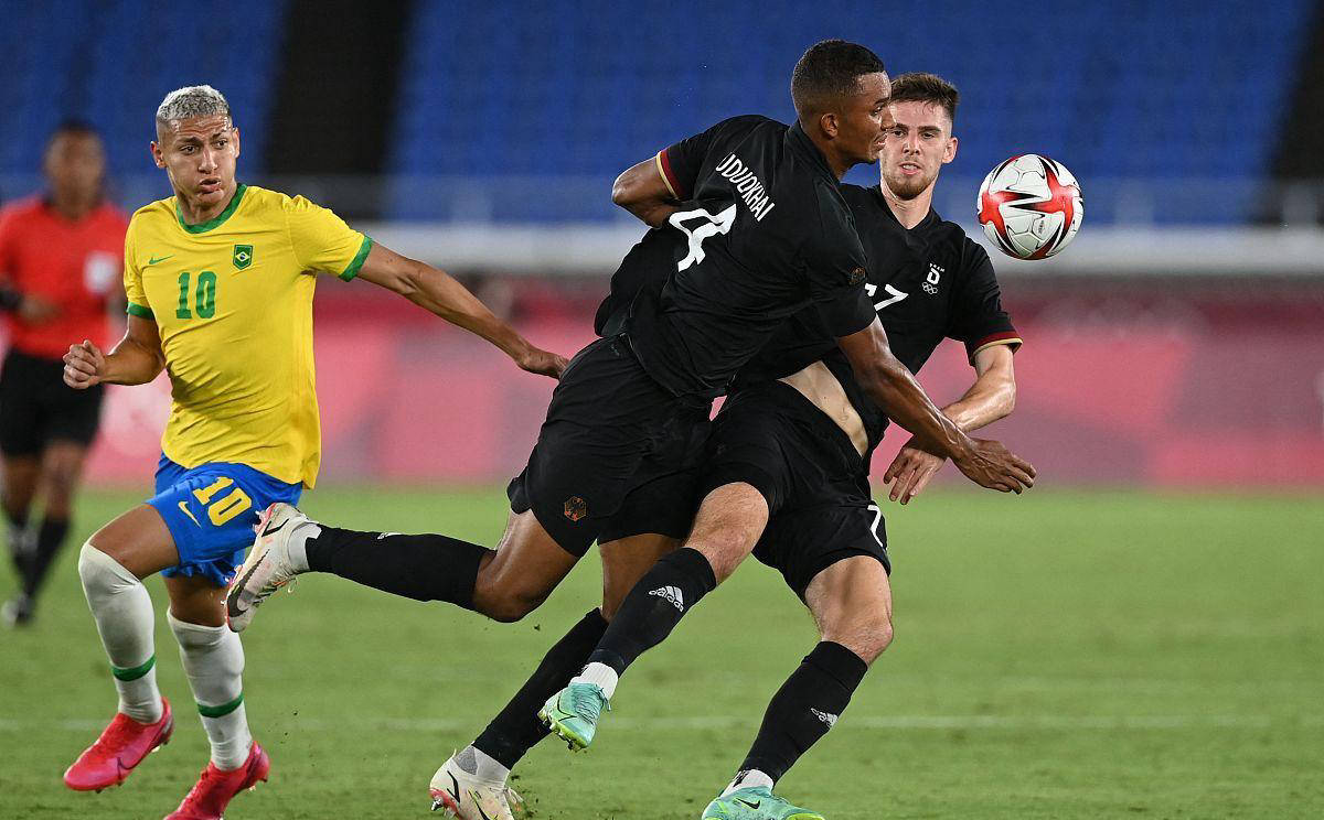 阿拉维斯队对抗对手展现了团结精神