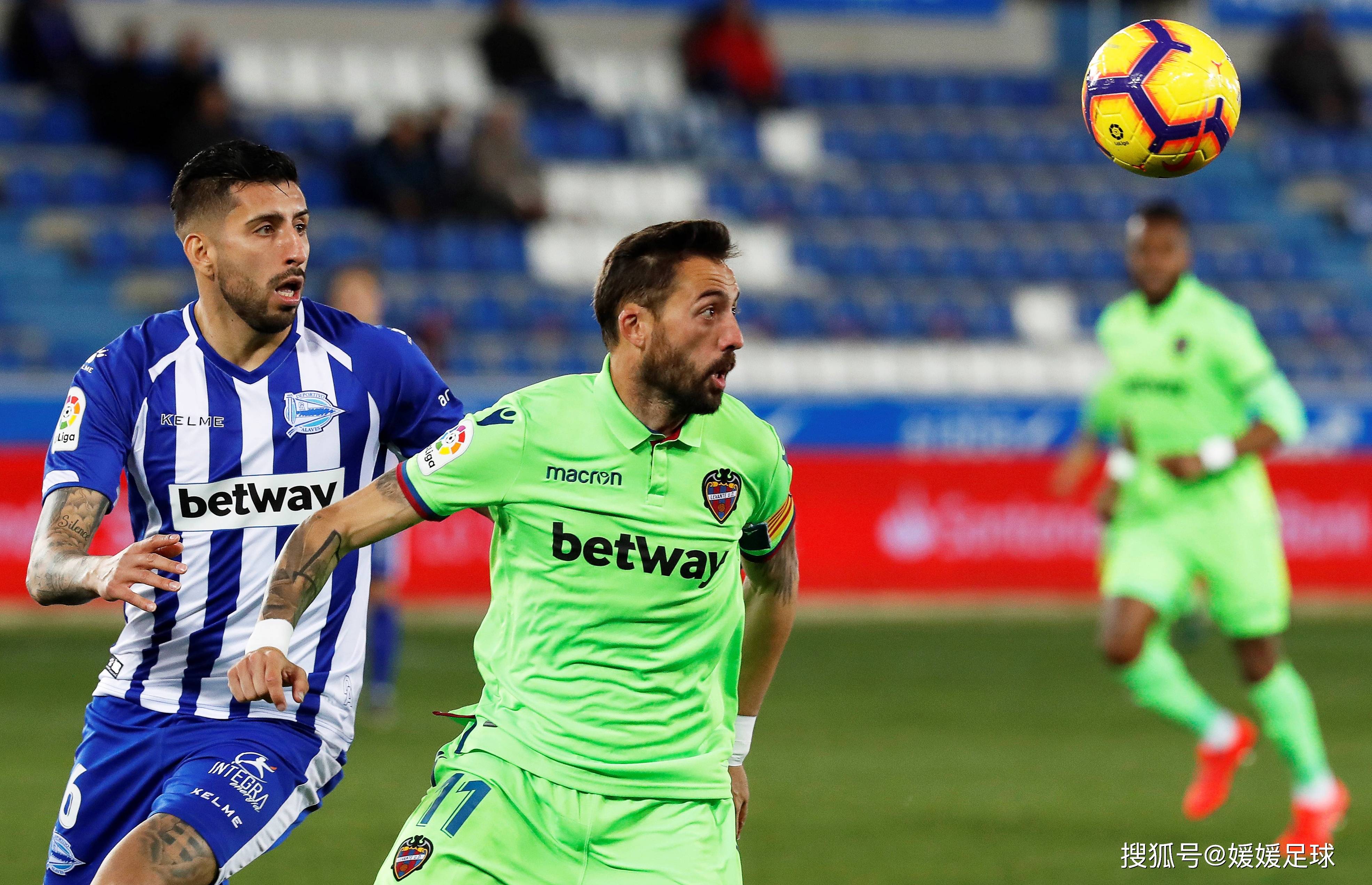 阿拉维斯队对抗对手展现了团结精神