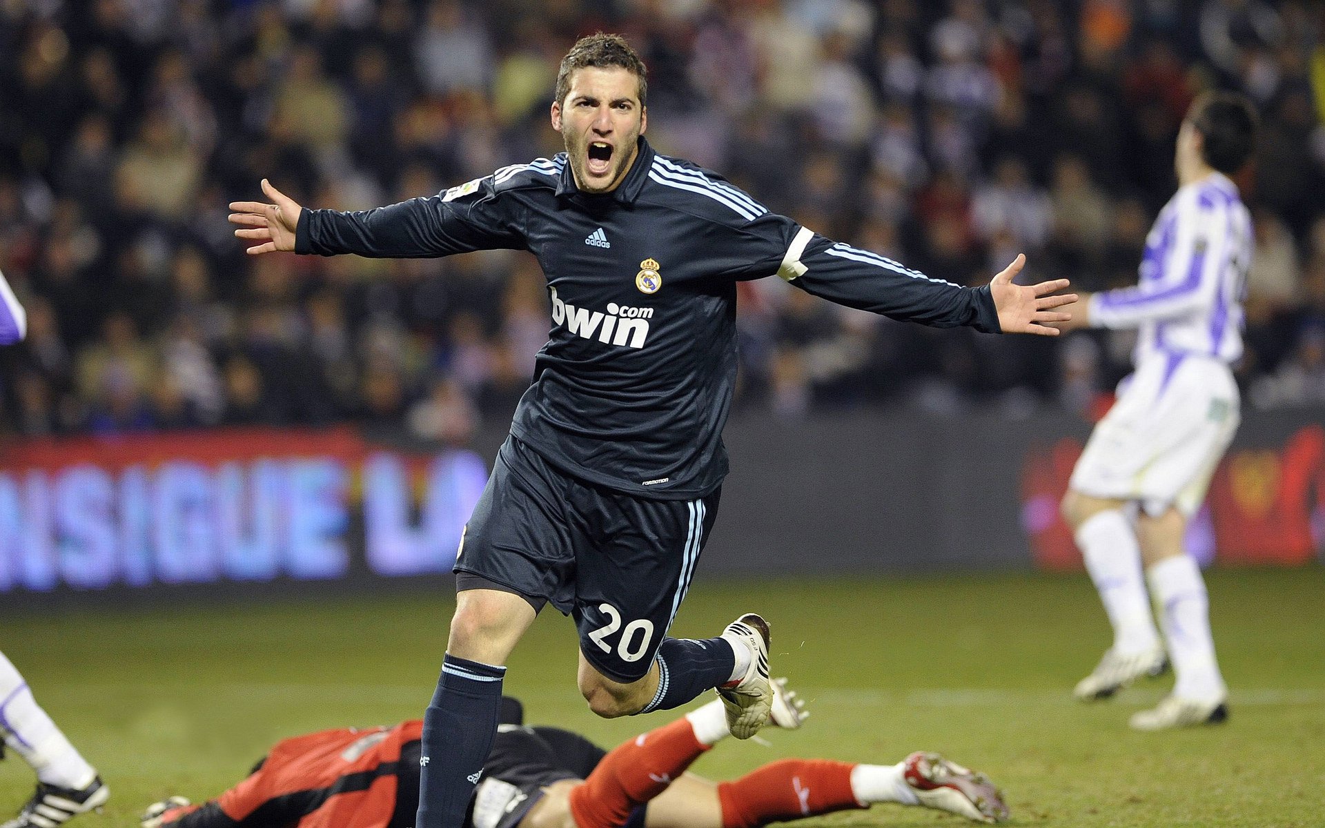 阿圭罗爆发与爱尔兰打穿那不勒斯,足球世界里的唯一性瞬间