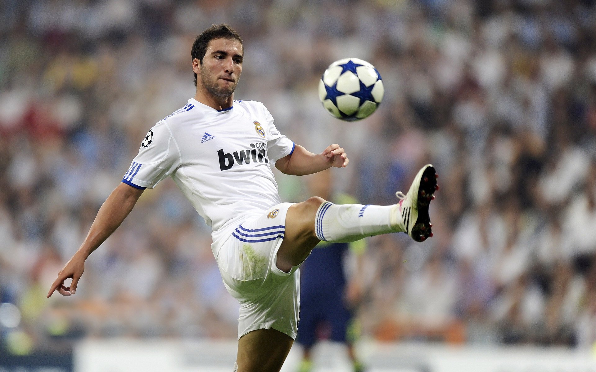 绿茵场上的双重奏，尼日利亚的团队凯歌与内马尔的孤胆英雄